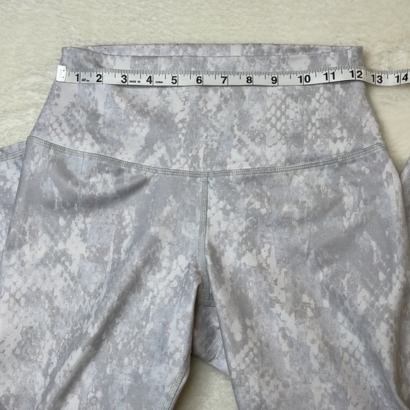 Alo Yoga Snakeskin Print 7/8 Legging Gray Size Small - Picture 6 of 9